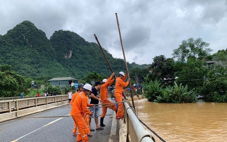 Hoàn lưu bão số 3 gây ảnh hưởng lớn tới cung ứng điện một số tỉnh miền núi phía Bắc