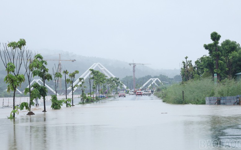 Thành phố Lào Cai khẩn trương di chuyển các hộ dân dọc 2 bên sông Hồng