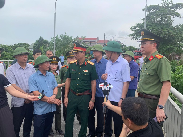 Chùm ảnh: Phó Thủ tướng Hồ Đức Phớc chỉ đạo cứu nạn cứu hộ vụ sập cầu Phong Châu, Phú Thọ- Ảnh 1.