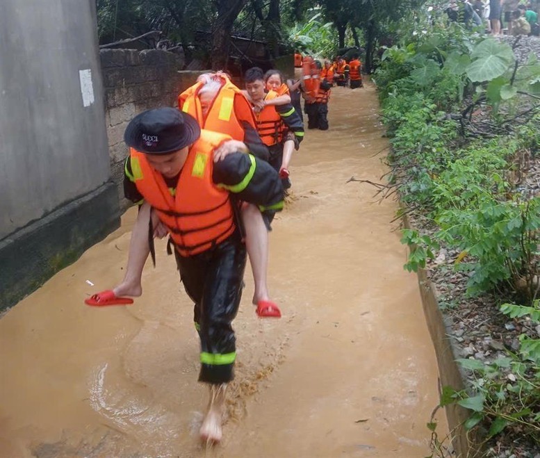 Lực lượng Công an tiếp tục giải cứu người dân, tài sản đến nơi an toàn trong vùng lũ- Ảnh 2.