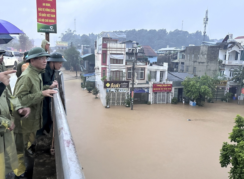 Phó Thủ tướng Lê Thành Long: Khắc phục sớm tình trạng chia cắt, cô lập do mưa lũ tại Lào Cai, không để người dân bị đói- Ảnh 1.