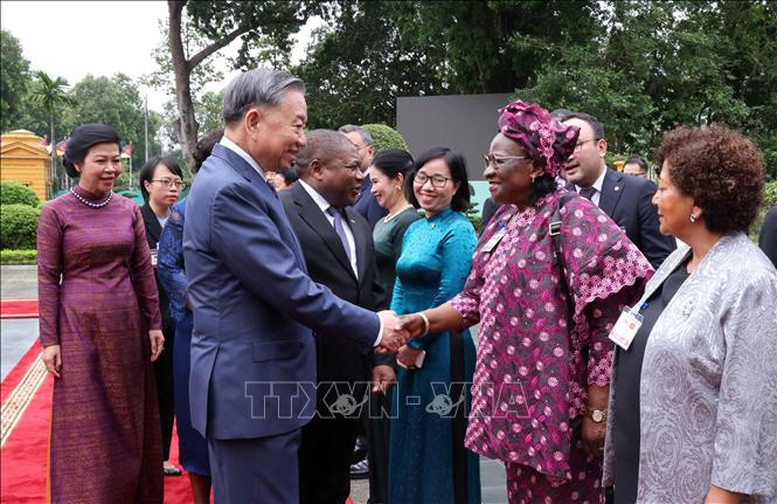 Tổng Bí thư, Chủ tịch nước Tô Lâm chủ trì Lễ đón chính thức Tổng thống Mozambique- Ảnh 2.