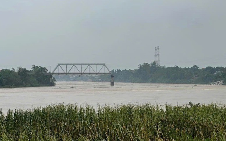 Sập cầu Phong Châu (Phú Thọ)