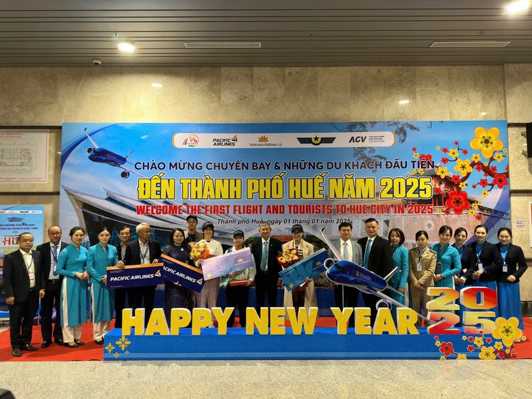 Vietnam Airlines chào đón những hành khách đầu tiên nhân dịp năm mới 2025- Ảnh 3.