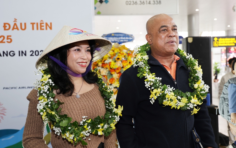 Vietnam Airlines chào đón những hành khách đầu tiên nhân dịp năm mới 2025