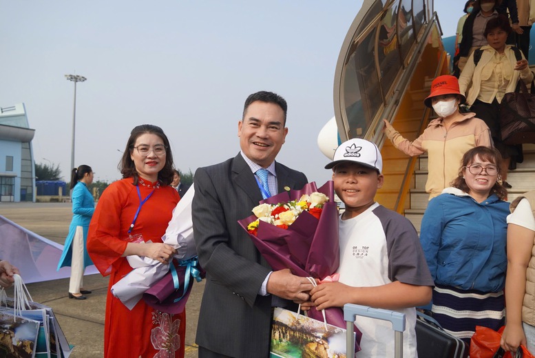 Vietnam Airlines chào đón những hành khách đầu tiên nhân dịp năm mới 2025- Ảnh 1.