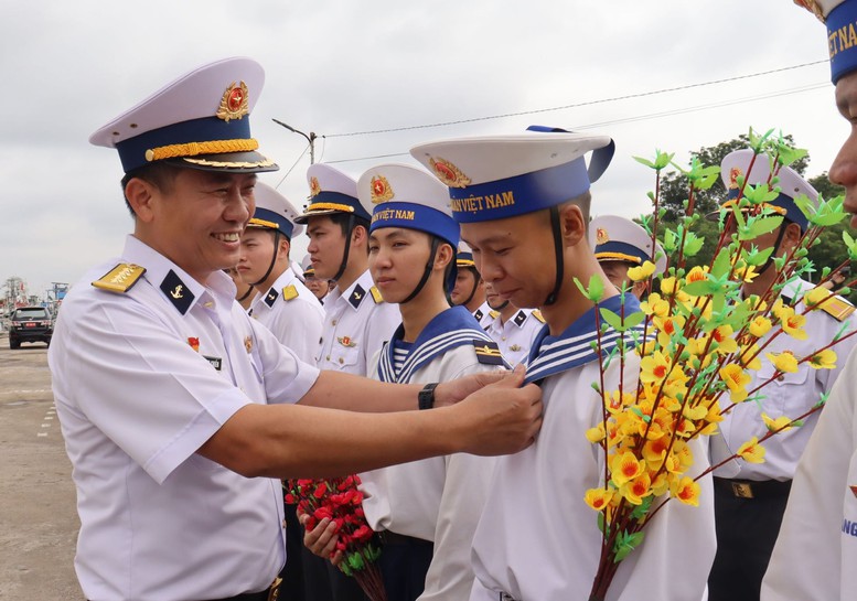 Vùng 2 Hải quân thăm, chúc Tết cán bộ, chiến sĩ làm nhiệm vụ trên biển- Ảnh 2.