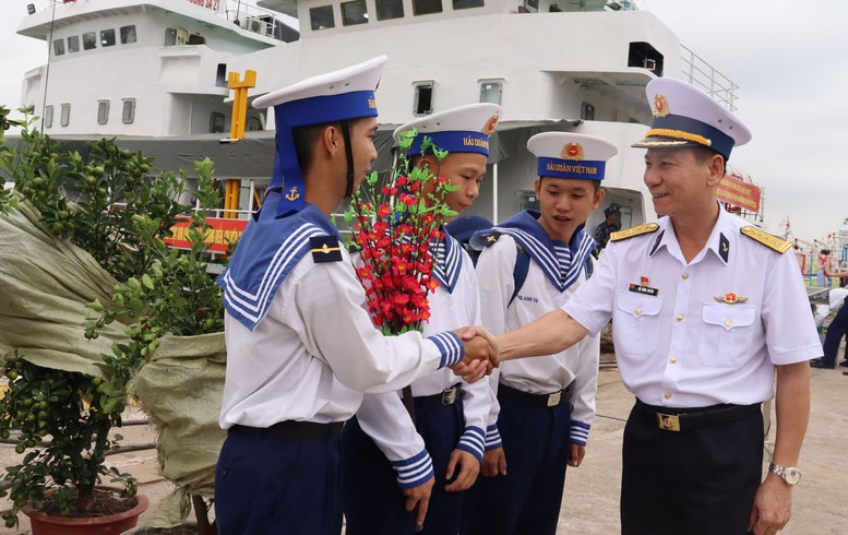 Vùng 2 Hải quân thăm, chúc Tết cán bộ, chiến sĩ làm nhiệm vụ trên biển- Ảnh 3.