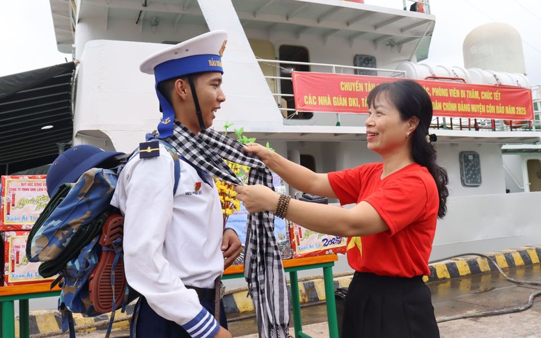 Vùng 2 Hải quân thăm, chúc Tết cán bộ, chiến sĩ làm nhiệm vụ trên biển