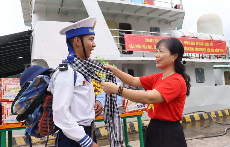 Vùng 2 Hải quân thăm, chúc Tết cán bộ, chiến sĩ làm nhiệm vụ trên biển- Ảnh 4.