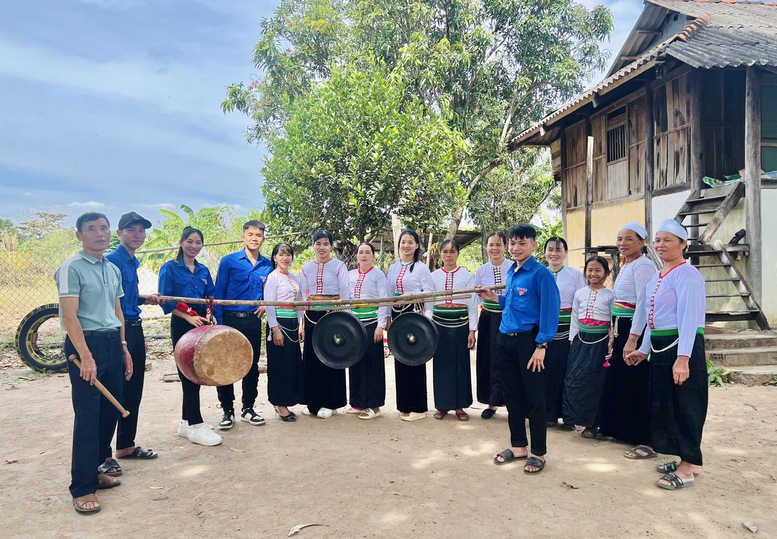 Để tiếng cồng chiêng luôn ngân vang, rộn rã nơi vùng biên giới- Ảnh 1.