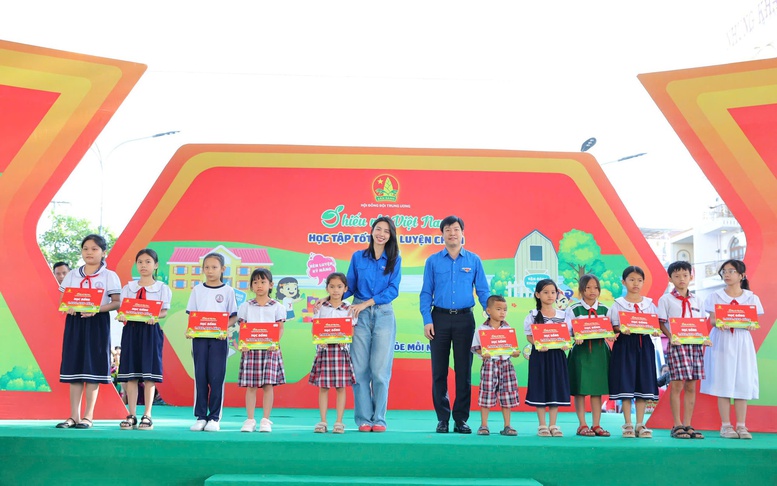 'Xuân sẻ chia - Tết yêu thương' trao quà tới 735 thiếu nhi mồ côi do dịch COVID-19