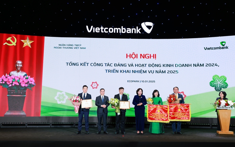 Vietcombank vững thế dẫn đầu, bứt phá với dấu ấn xanh