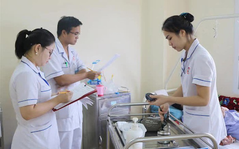Đi đào tạo quá 24 tháng có bị thu hồi giấy phép hành nghề?