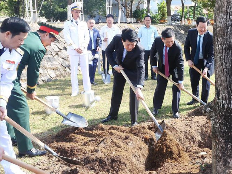 Chủ tịch nước Lương Cường thăm, chúc Tết các lực lượng vũ trang tại Phú Quốc- Ảnh 6.