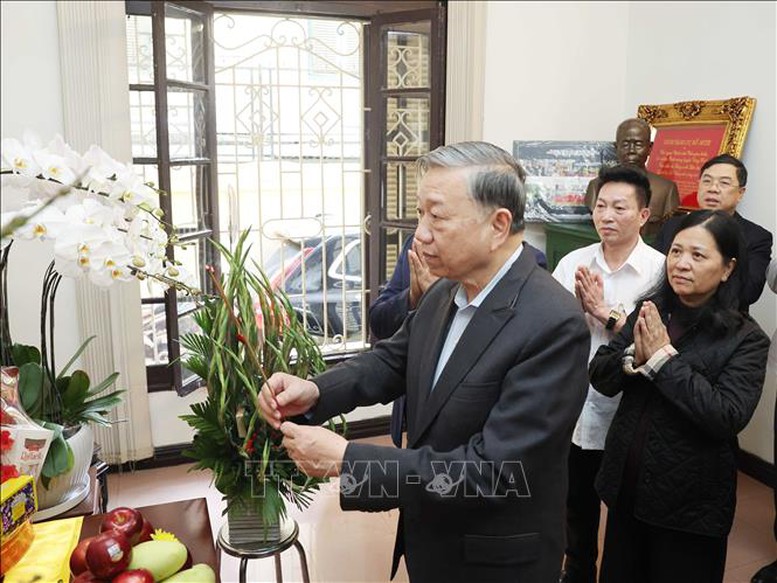 Tổng Bí thư Tô Lâm thắp hương tưởng niệm các đồng chí nguyên lãnh đạo Đảng, Nhà nước- Ảnh 2.