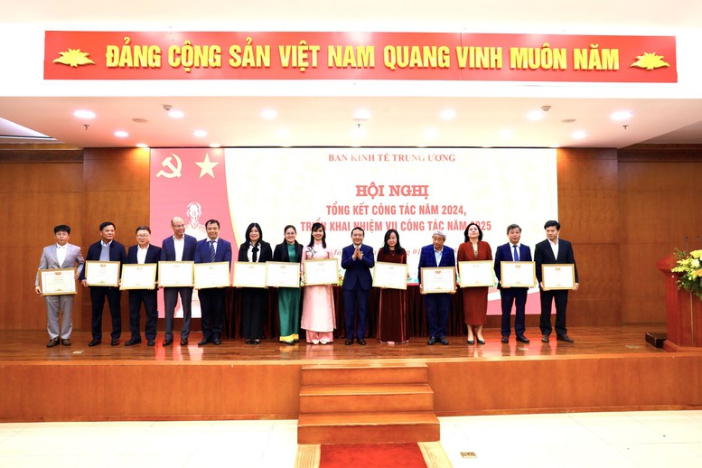 Ban Kinh tế Trung ương phát huy tốt vai trò tham mưu chiến lược của Đảng trong bối cảnh mới- Ảnh 3.