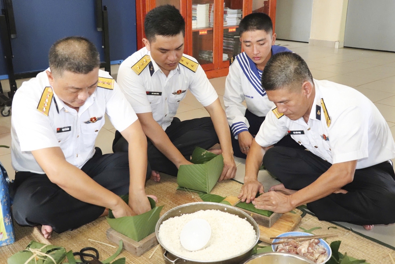 'Pháo đài thép' đón Xuân giữa trùng khơi- Ảnh 7.