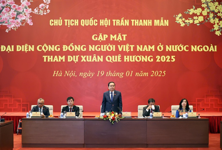 Chủ tịch Quốc hội tiếp đoàn kiều bào tiêu biểu dự Xuân Quê hương 2025- Ảnh 1.