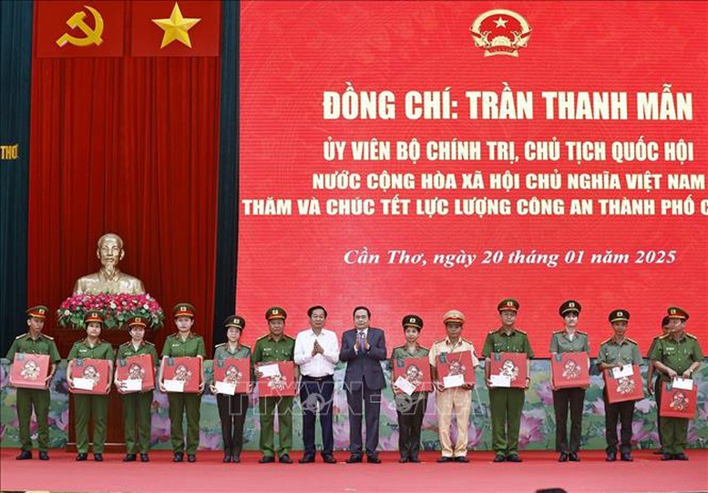 Chủ tịch Quốc hội thăm, tặng quà Tết đồng bào, chiến sĩ thành phố Cần Thơ- Ảnh 4.