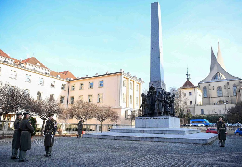 Thủ tướng đặt vòng hoa tại Đài Tưởng niệm Quốc gia của Cộng hòa Czech- Ảnh 2.