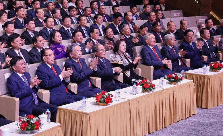 Kỷ nguyên mới đòi hỏi báo chí phát triển tương xứng, vươn mình cùng dân tộc- Ảnh 2. Kỷ nguyên mới đòi hỏi báo chí phát triển tương xứng, vươn mình cùng dân tộc- Ảnh 2.