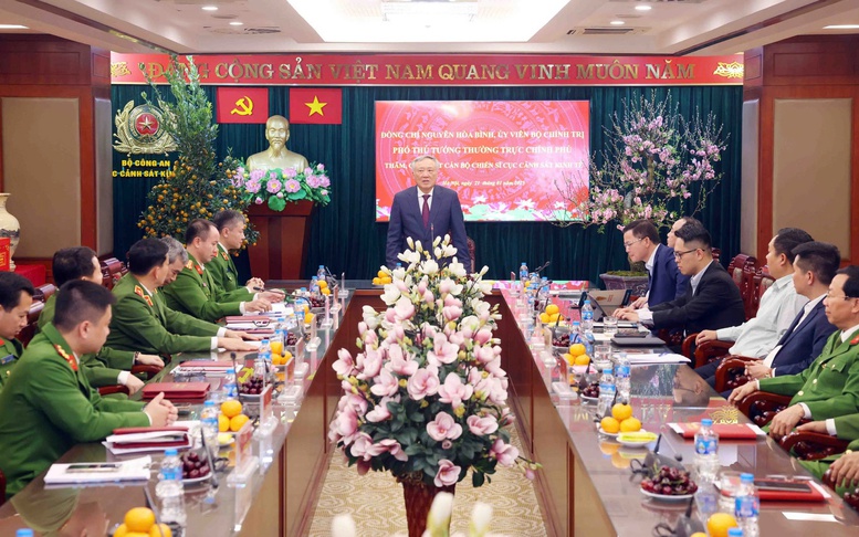 Phó Thủ tướng Thường trực Nguyễn Hòa Bình thăm, chúc Tết cán bộ, chiến sĩ Cục Cảnh sát kinh tế