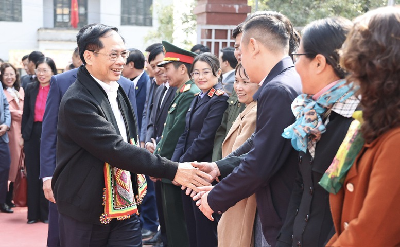 Phó Thủ tướng Bùi Thanh Sơn vui Tết sum vầy cùng nhân dân các dân tộc huyện Tủa Chùa, tỉnh Điện Biên- Ảnh 1.