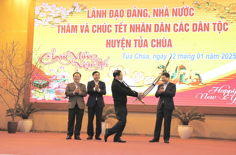 Phó Thủ tướng Bùi Thanh Sơn vui Tết sum vầy cùng nhân dân các dân tộc huyện Tủa Chùa, tỉnh Điện Biên- Ảnh 3.