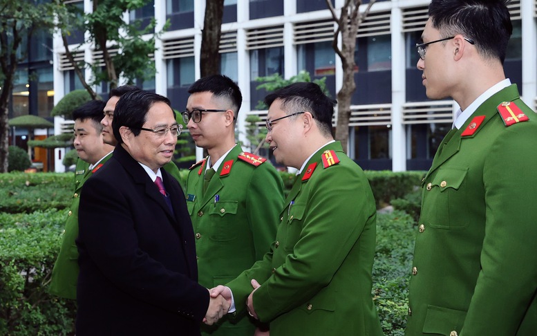 Thủ tướng chúc Tết và kiểm tra công tác ứng trực tại một số đơn vị quân đội, công an