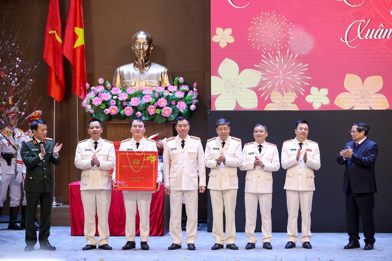 Thủ tướng chúc Tết và kiểm tra công tác ứng trực tại một số đơn vị quân đội, công an- Ảnh 8.