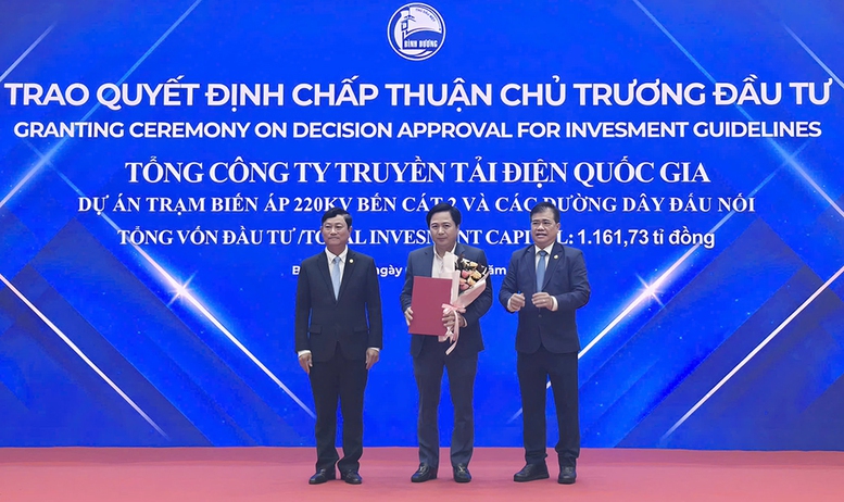 Bình Dương trao quyết định chấp thuận chủ trương đầu tư 2 dự án truyền tải điện hơn 1.600 tỷ đồng- Ảnh 1.