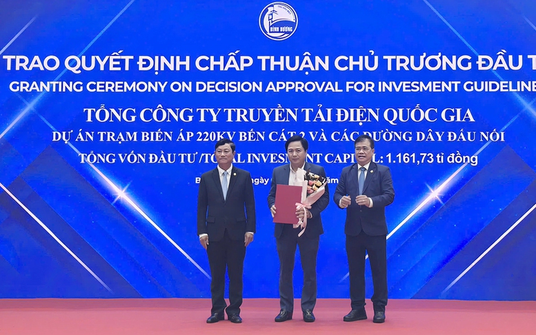 Bình Dương trao quyết định chấp thuận chủ trương đầu tư 2 dự án truyền tải điện hơn 1.600 tỷ đồng