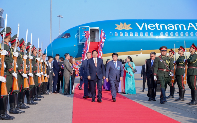 Thủ tướng Phạm Minh Chính tới Vientiane, bắt đầu thăm Lào