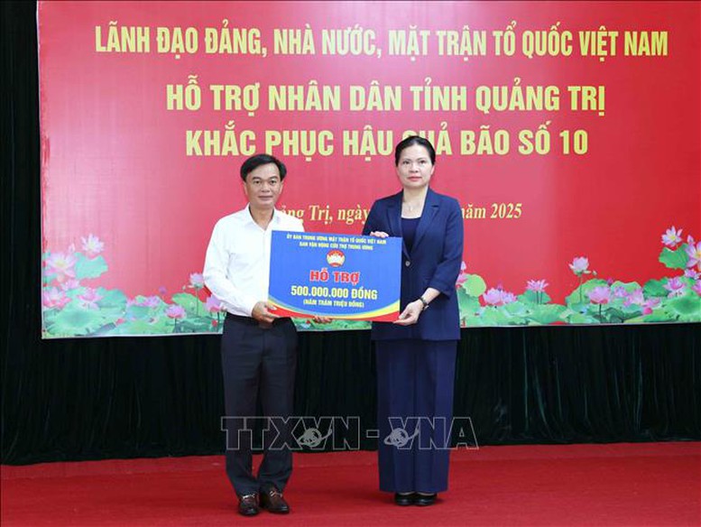 Thường trực Ban Bí thư thăm, động viên, trao hỗ trợ tỉnh Quảng Trị khắc phục hậu quả bão số 10- Ảnh 3.