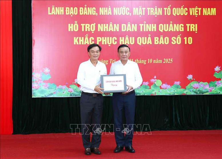 Thường trực Ban Bí thư thăm, động viên, trao hỗ trợ tỉnh Quảng Trị khắc phục hậu quả bão số 10- Ảnh 1.