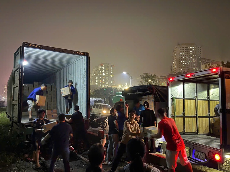 Điều tàu hàng 300 tấn giữ cầu sông Thương trước lũ dữ- Ảnh 2.