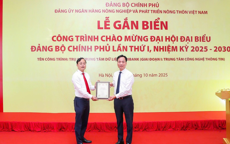 Agribank gắn biển công trình Trung tâm dữ liệu chào mừng Đại hội Đảng bộ Chính phủ