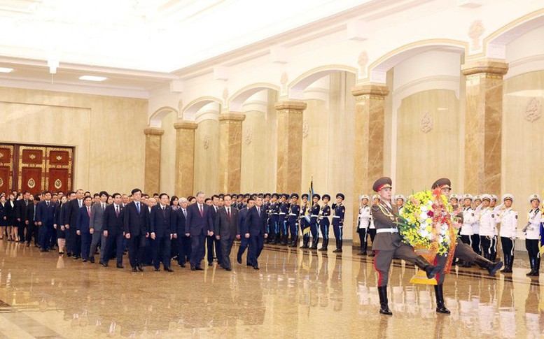 Tổng Bí thư Tô Lâm đặt hoa tưởng nhớ Chủ tịch Kim Nhật Thành và Tổng Bí thư Kim Jong-il
