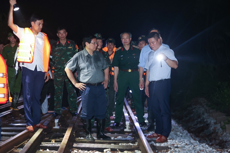 Thủ tướng kiểm tra công tác ứng phó mưa lũ tại vùng ven sông của Hà Nội- Ảnh 10.