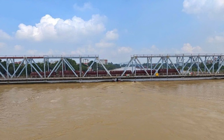 Điều tàu hàng 300 tấn giữ cầu sông Thương trước lũ dữ