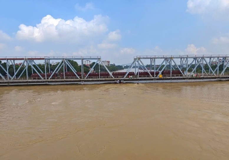 Điều tàu hàng 300 tấn giữ cầu sông Thương trước lũ dữ- Ảnh 1.