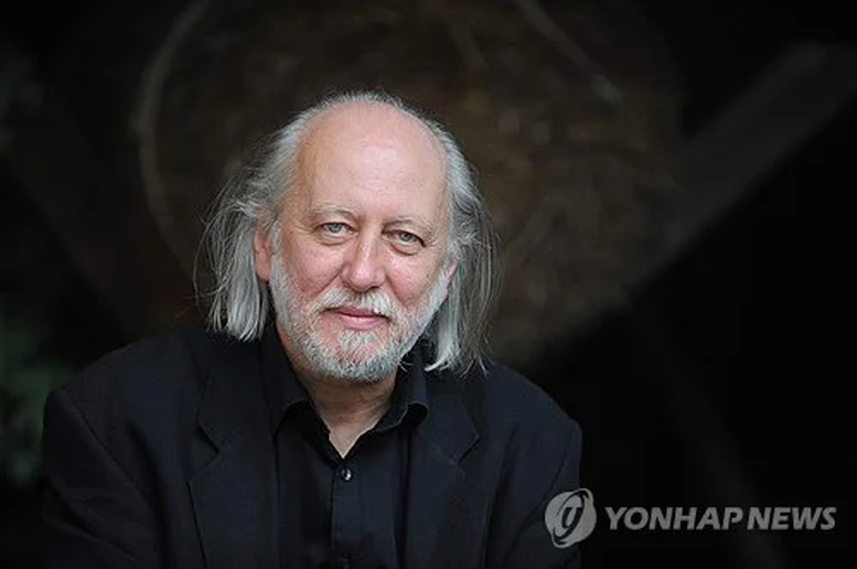Cuộc gọi bất ngờ với chủ nhân Giải Nobel Văn học 2025- Ảnh 1.