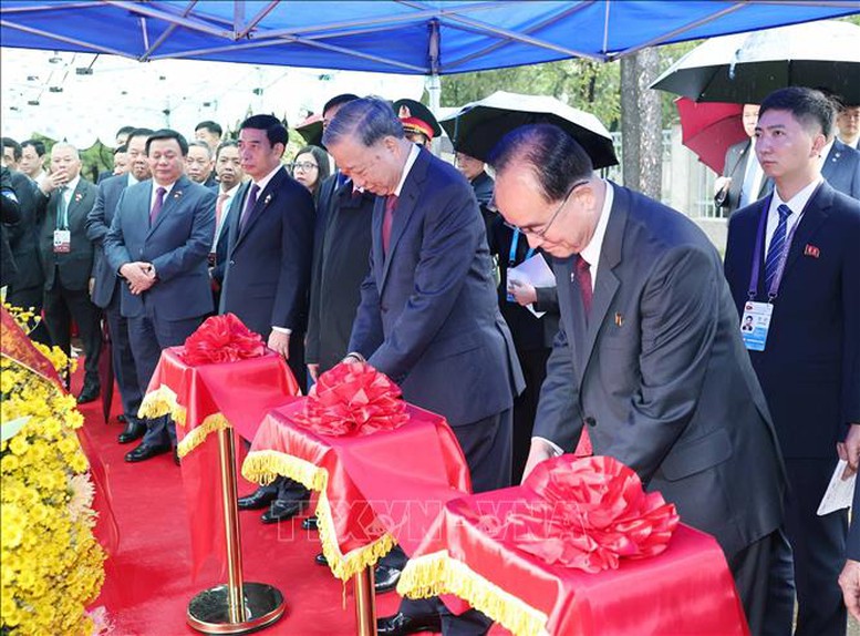 Tổng Bí thư Tô Lâm dự Lễ khánh thành tượng Chủ tịch Hồ Chí Minh tại Triều Tiên- Ảnh 1. Tổng Bí thư Tô Lâm và các đại biểu thực hiện nghi thức khánh thành Tượng đài Chủ tịch Hồ Chí Minh.