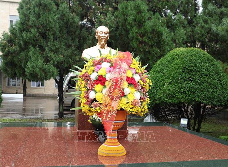 Tổng Bí thư Tô Lâm dự Lễ khánh thành tượng Chủ tịch Hồ Chí Minh tại Triều Tiên- Ảnh 2. Tượng đài Chủ tịch Hồ Chí Minh trong khuôn viên Đại sứ quán Việt Nam tại Triều Tiên