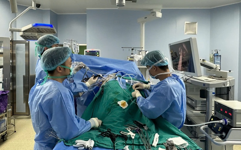 Lần đầu phẫu thuật thành công khối phình khổng lồ động mạch thận có ghép thận tự thân