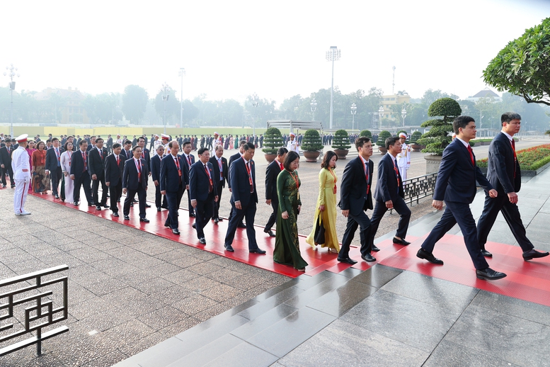 Đoàn đại biểu dự Đại hội Đảng bộ Chính phủ vào Lăng viếng Chủ tịch Hồ Chí Minh- Ảnh 3.