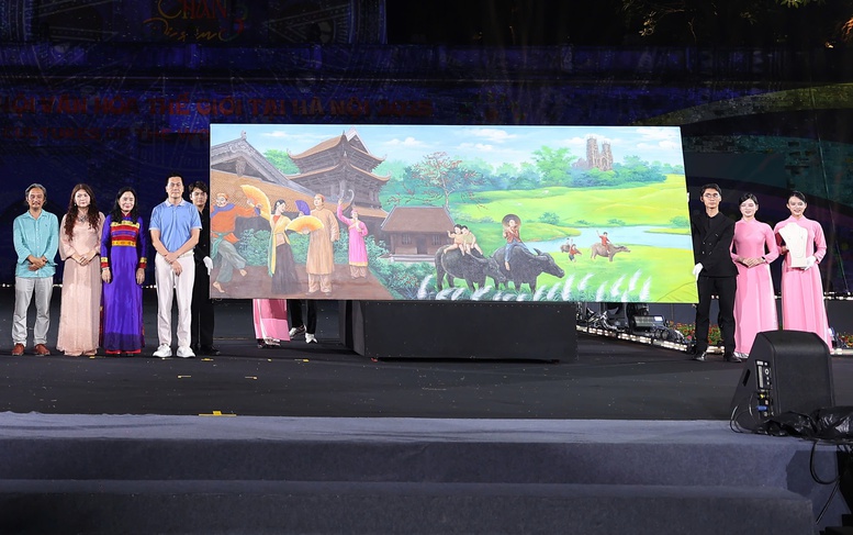 Đấu giá quyên góp 2,5 tỷ đồng ủng hộ đồng bào vùng lũ tại Lễ hội Văn hóa Thế giới lần thứ I- Ảnh 3.