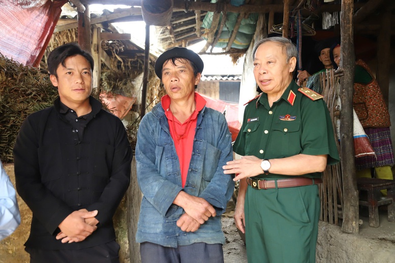 Tuyên truyền phòng tránh tai nạn bom mìn cho gần 2.000 học sinh vùng biên- Ảnh 1. Tuyên truyền phòng tránh tai nạn bom mìn cho gần 2.000 học sinh vùng biên- Ảnh 1.