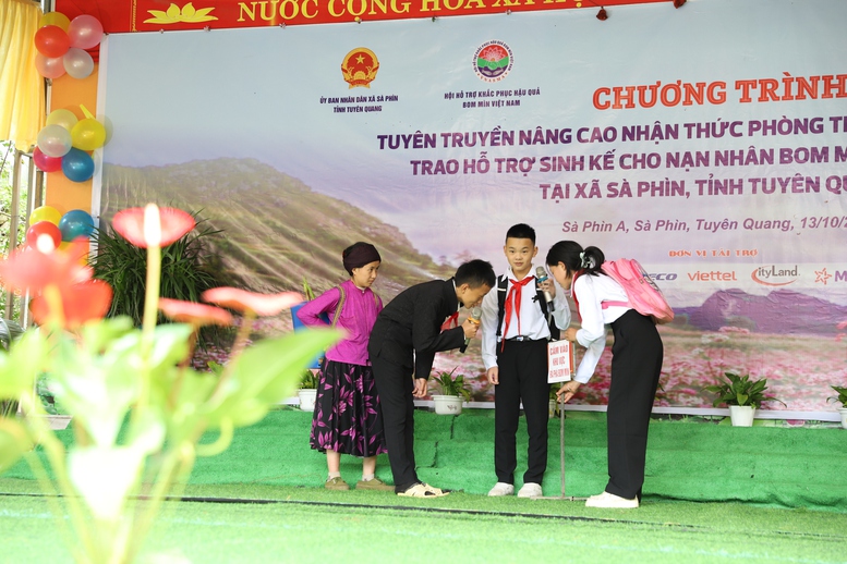 Tuyên truyền phòng tránh tai nạn bom mìn cho gần 2.000 học sinh vùng biên- Ảnh 3. Tuyên truyền phòng tránh tai nạn bom mìn cho gần 2.000 học sinh vùng biên- Ảnh 3.